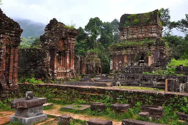 Mio figlio rovine tempio indù in Vietnam — Foto Stock