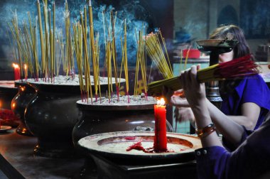 Dua ve tütsü sopa bir pagoda içinde yanan Asyalılar