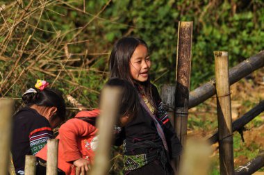 Açık oynayan etnik Hmong azınlık çocukları