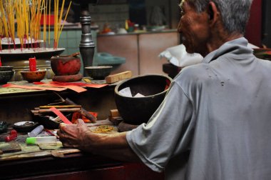 Dua ve tütsü sopa bir pagoda içinde yanan Asyalılar