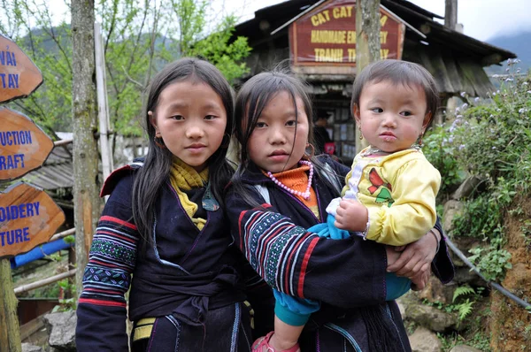 Ethnic Hmong minority kids playing in the outdoor — Stock Photo, Image