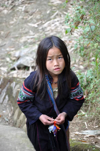 Εθνοτική Hmong μειονότητα παιδιά που παίζουν στην υπαίθρια — Φωτογραφία Αρχείου