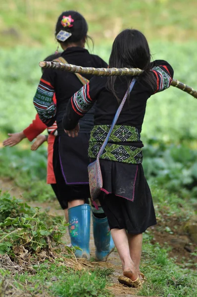 Etnia Hmong minoria crianças brincando no exterior — Fotografia de Stock