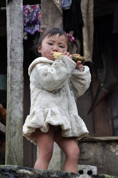 Etnicznych dzieci mniejszości Hmong, grając w na świeżym powietrzu — Zdjęcie stockowe