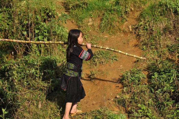 Ethnique Hmong minorité enfants jouer en plein air — Photo