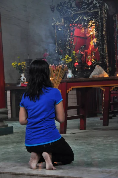 Asiaten beten und brennen Räucherstäbchen in einer Pagode — Stockfoto