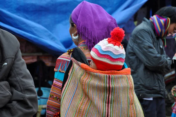 Des Hmong minoritaires en tenue traditionnelle. Sa Pa, Nord du Vietnam — Photo