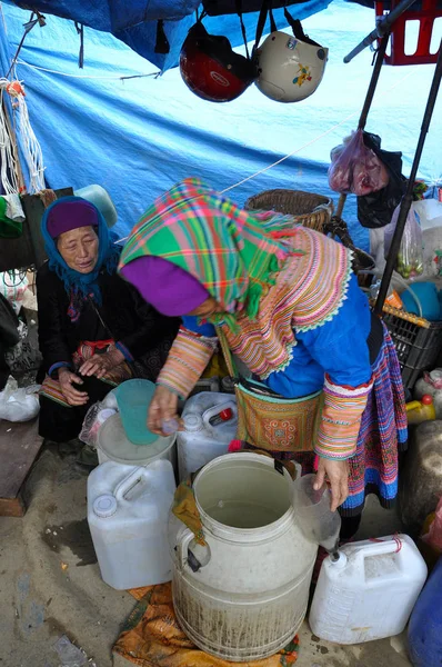 Geleneksel kıyafet Hmong azınlık insanlar. Sa Pa, Kuzey Vietnam — Stok fotoğraf