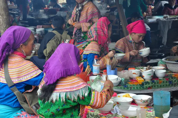 Des Hmong minoritaires en tenue traditionnelle. Sa Pa, Nord du Vietnam — Photo