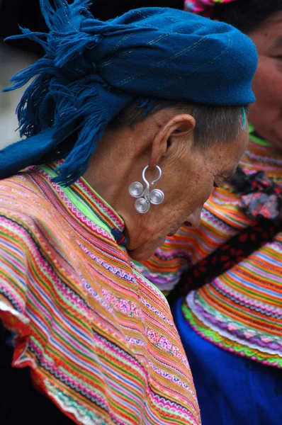 Hmong minority people in traditional dress. Sa Pa, Northern Vietnam — Stock Photo, Image