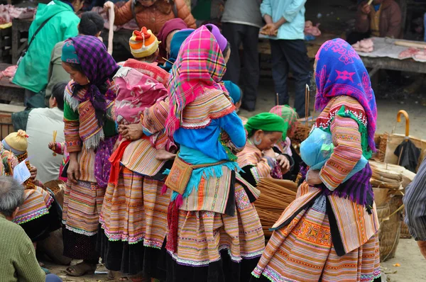 Меньшинства хмонгов в традиционной одежде. Са Па, Северный Вьетнам — стоковое фото