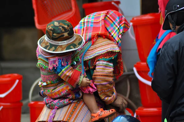 Personas minoritarias hmong con vestimenta tradicional. Sa Pa, Vietnam del Norte —  Fotos de Stock