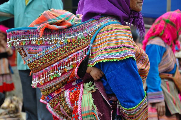 Hmong kisebbségi nép hagyományos ruha. SA Pa, Észak-Vietnam — Stock Fotó