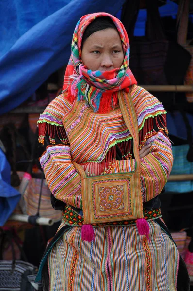 Hmong Minderheiten in traditioneller Kleidung. sa pa, Nordvietnam — Stockfoto