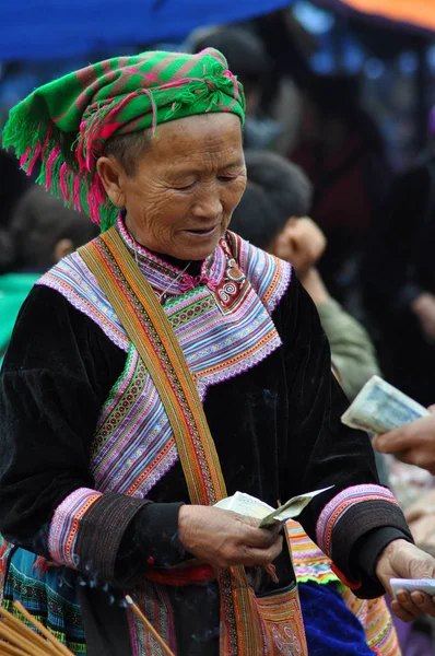 Hmong-minderheid mensen in klederdracht. Sa Pa, Noord-Vietnam — Stockfoto