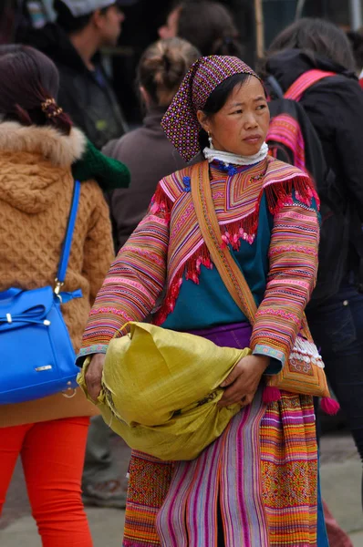 Меньшинства хмонгов в традиционной одежде. Са Па, Северный Вьетнам — стоковое фото