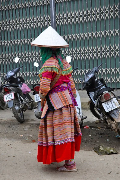 Hmong-minderheid mensen in klederdracht. Sa Pa, Noord-Vietnam — Stockfoto