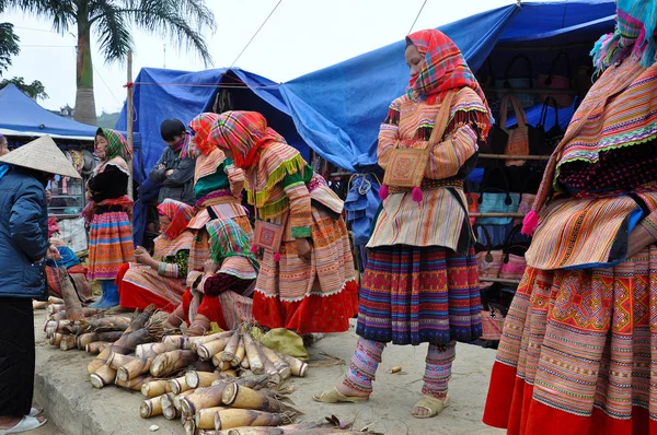 Hmong minority people in traditional dress. Sa Pa, Northern Vietnam — Stock Photo, Image
