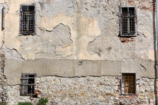 Vecchio muro di edificio abbandonato con finestre chiuse — Foto Stock