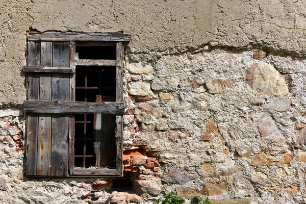 Kilitli windows ile eski terk edilmiş binada duvar — Stok fotoğraf