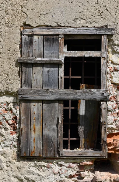 Kilitli windows ile eski terk edilmiş binada duvar — Stok fotoğraf