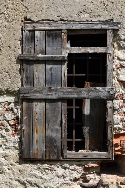 Kilitli windows ile eski terk edilmiş binada duvar — Stok fotoğraf