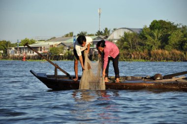 Balıkçı balıkçılık yuvada Mekong delta, Vietnam ile balıkçılık