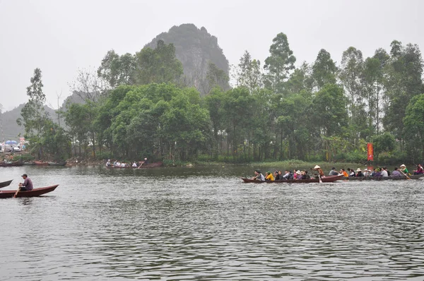 Turist tekneleri Yen akışı wharf adlı dizilmiş. Parfüm Pagod