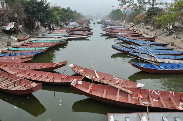 Tourist boats lined up in Yen Stream at the wharf. Perfume Pagod — Stock Photo, Image
