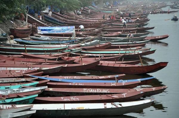 Turist tekneleri Yen akışı wharf adlı dizilmiş. Parfüm Pagod — Stok fotoğraf