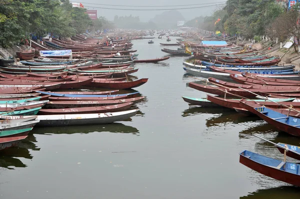 Tourist boats lined up in Yen Stream at the wharf. Perfume Pagod — Stock Photo, Image