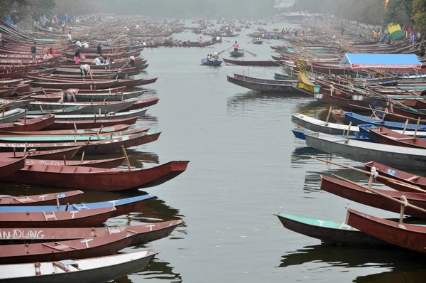 Turist tekneleri Yen akışı wharf adlı dizilmiş. Parfüm Pagod — Stok fotoğraf