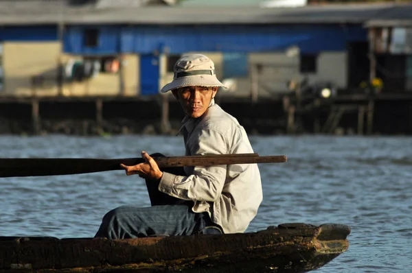 Fisherman fishing with fishing nest in the Mekong delta, Vietnam — Stock Photo, Image