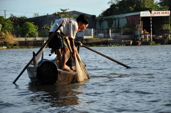 Fisherman fishing with fishing nest in the Mekong delta, Vietnam — Stock Photo, Image