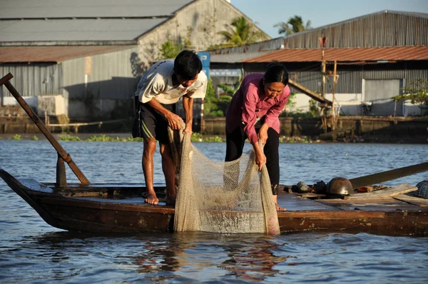 Fisherman fishing with fishing nest in the Mekong delta, Vietnam — Stock Photo, Image