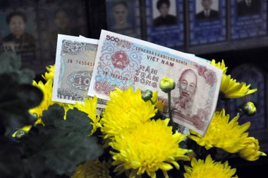 Ruhlar ve tanrılara bir pagoda için geleneksel teklifleri. Hanoi, V