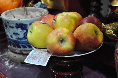Ruhlar ve tanrılara bir pagoda için geleneksel teklifleri. Hanoi, V
