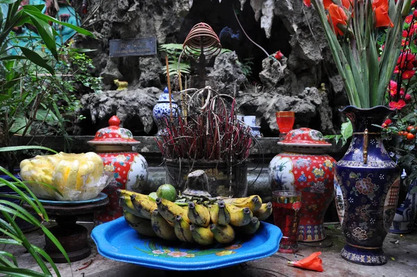 Offerte tradizionali per spiriti e dei in un tempio. Hanoi, V — Foto Stock