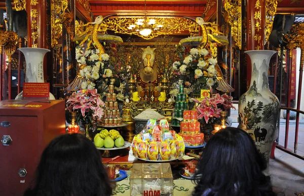 Offrandes traditionnelles pour les esprits et les dieux dans un temple. Hanoï, V — Photo