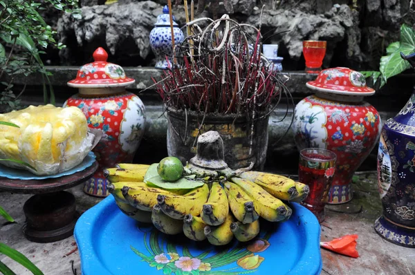 Tradycyjnych ofert dla duchów i bogów w świątyni. Hanoi, V — Zdjęcie stockowe