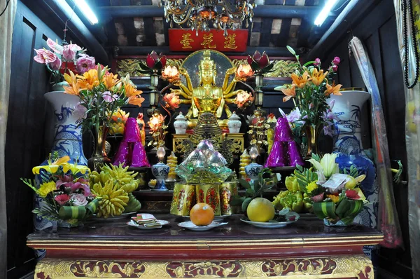 Traditional offerings for spirits and Gods in a pagoda. Hanoi, V — Stock Photo, Image