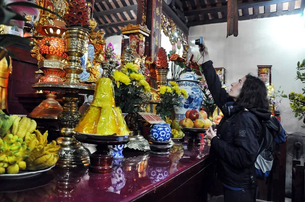 Tradiční nabídka pro duchy a bohy v pagoda. Hanoj, V — Stock fotografie