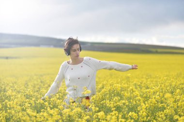 TH kulaklık ile müzik dinlemek güzel beyaz kız