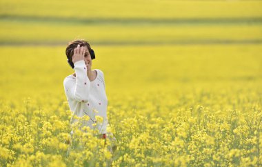 TH kulaklık ile müzik dinlemek güzel beyaz kız