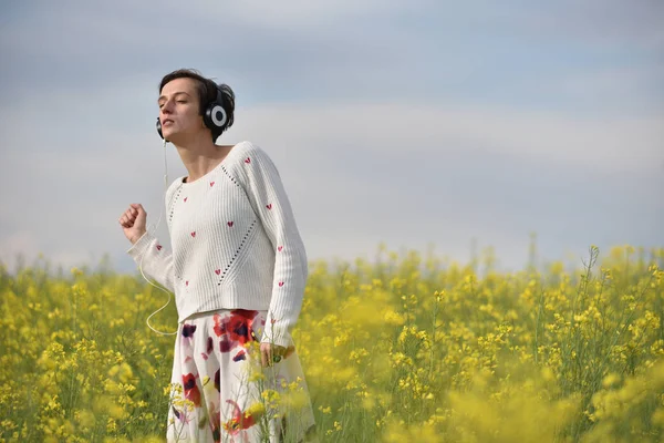 Caucásico chica escuchando música con auriculares en el aire libre —  Fotos de Stock