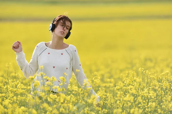 Caucásico chica escuchando música con auriculares en el aire libre — Foto de Stock