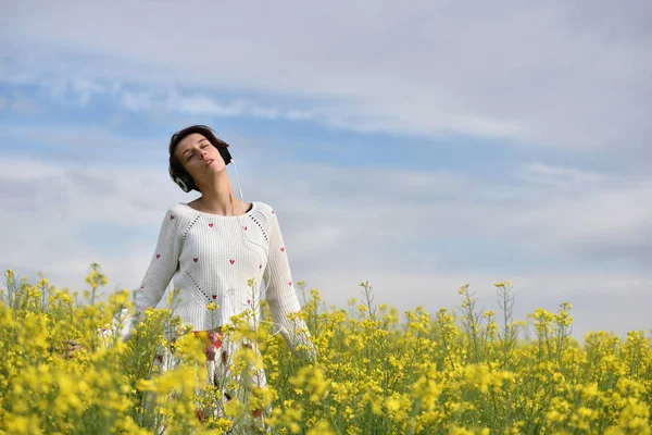 백인 여자는 야외에서 헤드폰으로 음악을 듣고 — 스톡 사진