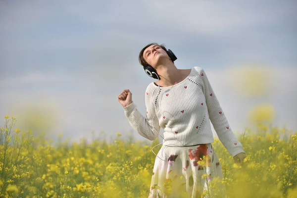 Krásná dívka kavkazských poslechu hudby pomocí sluchátek v th — Stock fotografie