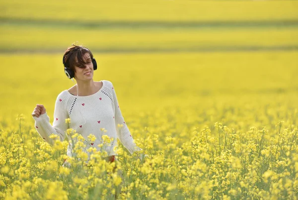 stock image Caucasian girl listening to music with headphone in the outdoors