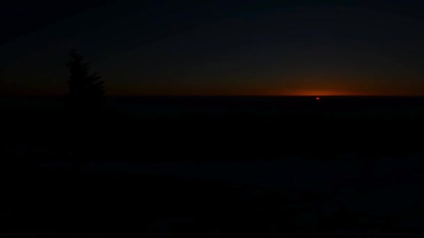 Величественный восход солнца в зимних снежных горах. Временной интервал — стоковое видео